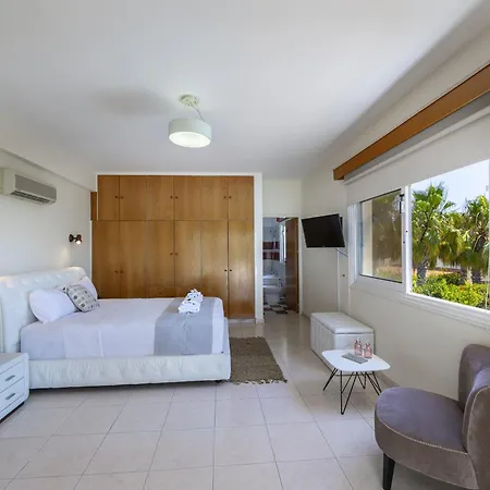 Pervolia Nirides Seaside Mansion 7 * Larnaca
