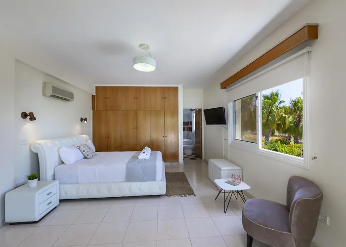 Pervolia Nirides Seaside Mansion 7 * Ларнака