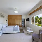 Pervolia Nirides Seaside Mansion 7 * Ларнака