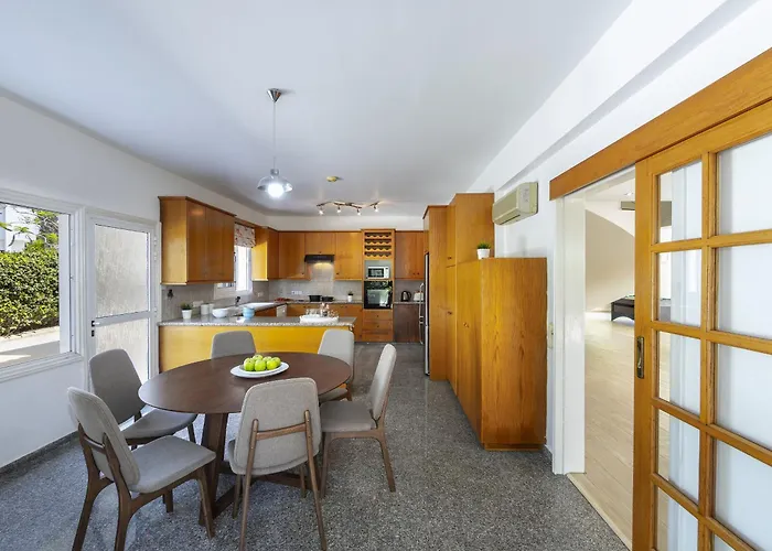 Pervolia Nirides Seaside Mansion 7 * Larnaca